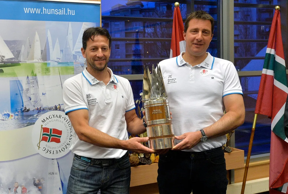 Budapest, 2015. január 15. Majthényi Szabolcs (b) és Domokos András 11-szeres Repülõhollandi-világbajnok páros a vándordíjjal, amelyet Budapesten, a Magyar Sport Házában tartott sajtótájékoztatón vetek át 2015. január 15-én. A kettõs legutóbb a Sydneyben zajló vitorlázó Repülõhollandi-világbajnokságon gyõzött 2015. január 7-én. MTI Fotó: Máthé Zoltán