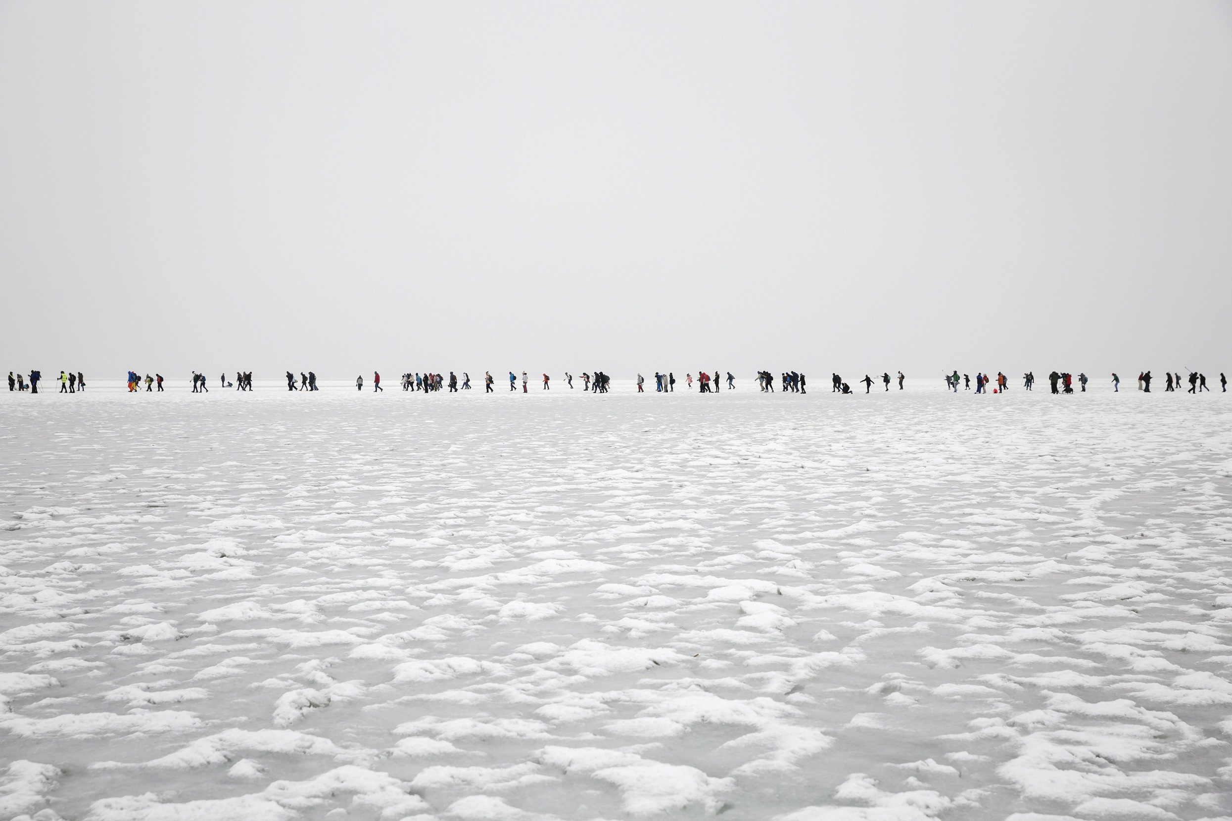 Badacsonytomaj, 2017. január 28. Résztvevõk haladnak a jégen Badacsony és Fonyód között a Balaton-átcsúszáson 2017. január 28-án. MTI Fotó: Mohai Balázs