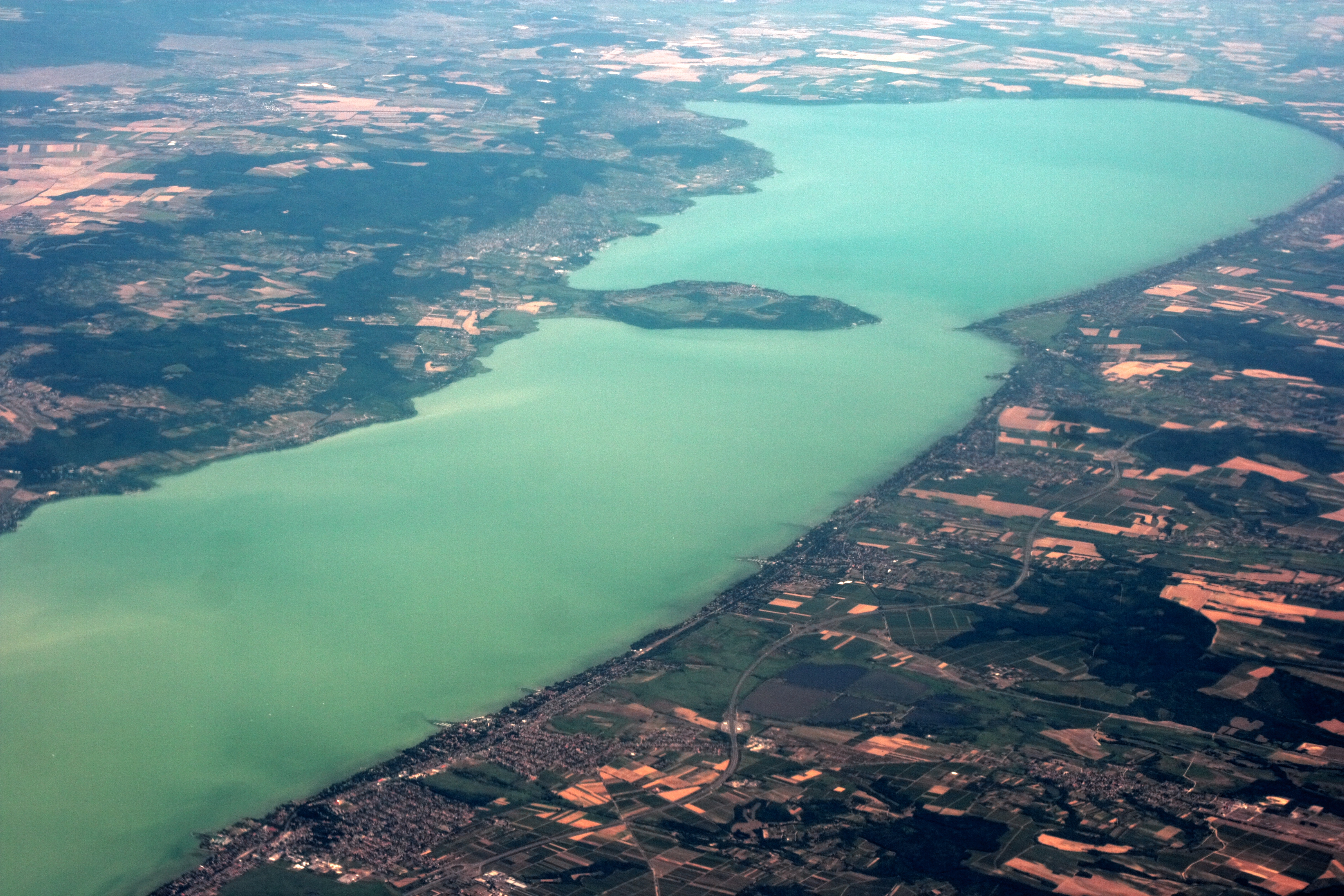 Какое озеро в европе является самым крупным. Озеро Балатон. Оз Балатон Венгрия. Природа Венгрии озеро Балатон. Венгерское море Балатон.