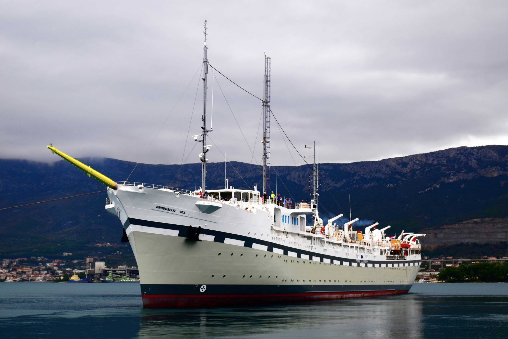 Определить корабль. Круизный парусник Flying Clipper. Flying Clipper парусник. Несимметричные корабли. Bulin корабль.