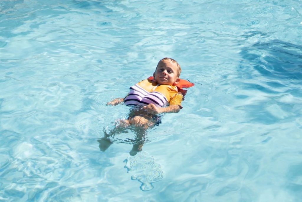Erre figyeljünk, ha kisgyerekkel víz mellett nyaralunk