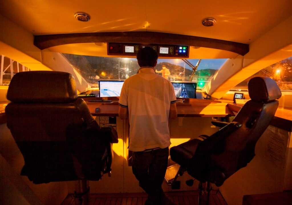 Trip on the Seine river with the Planet Solar yacht between Rouen and the D'Amfreville lock. The MS Tûranor PlanetSolar is currently the largest solar boat ever built, Planet Solar was launched on March 31, 2010 after 3 years of feasibility studies, construction, tests, and optimizations. On May 4, 2012, after 585 days of navigation, the MS Tûranor PlanetSolar reached Monaco, the starting point of the trip around the world, powered 100% by photovoltaic energy.