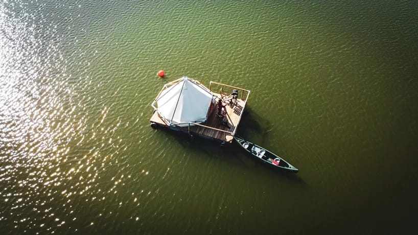 Vízen úszó kemping