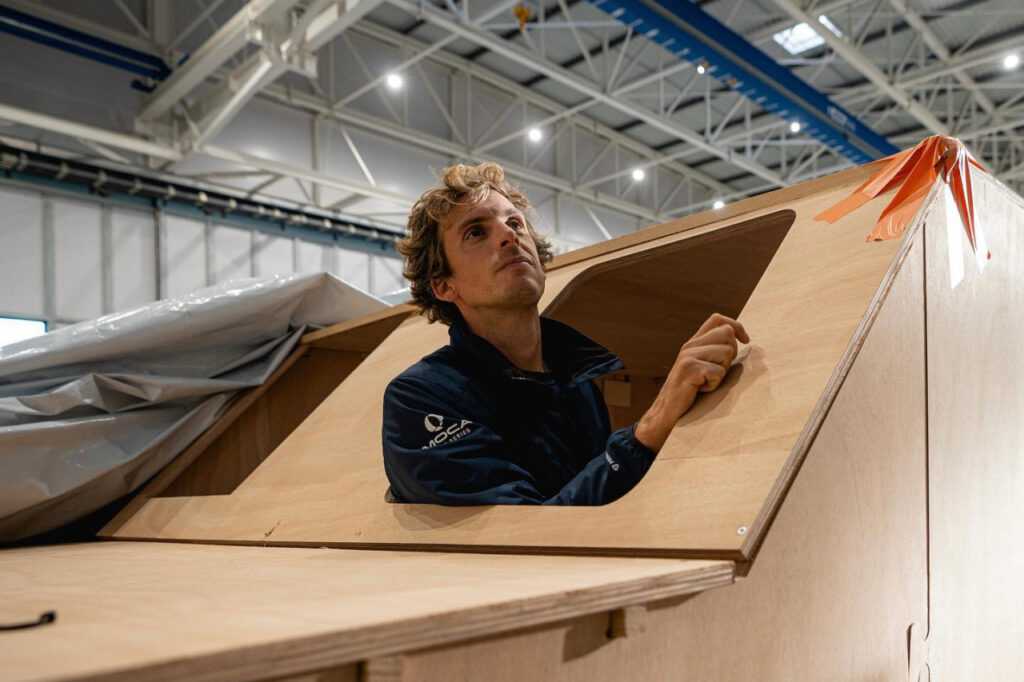 Charlie Dalin és épülő IMOCA hajója