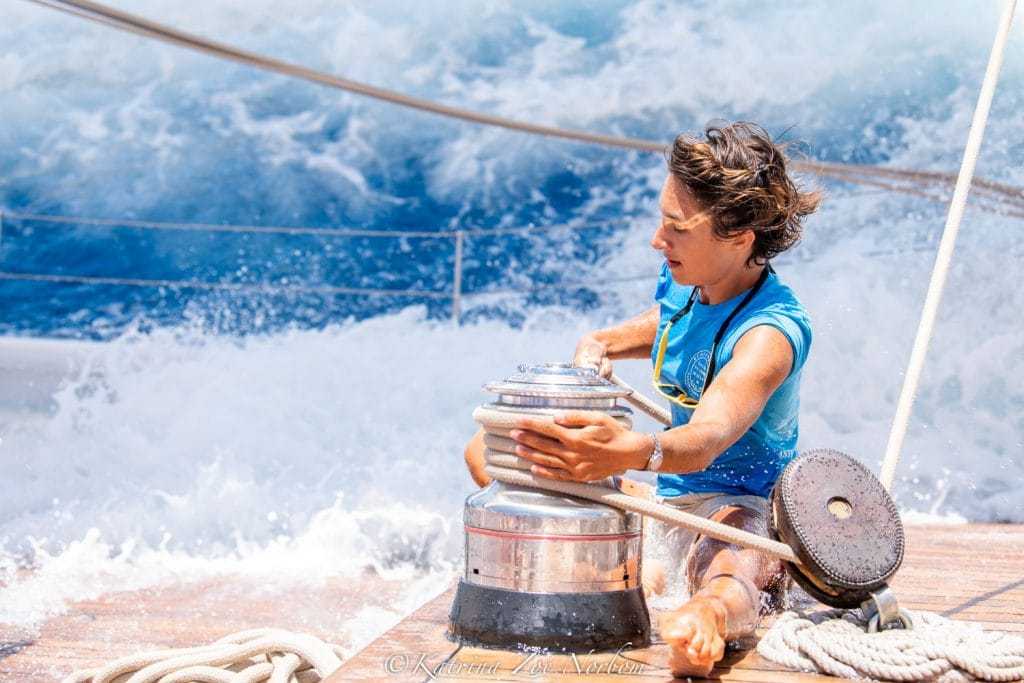 Vitorlás hajó legénysége félig vízben